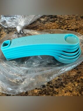 Tupperware measuring spoons Teal set of 6 

Smoke free storage